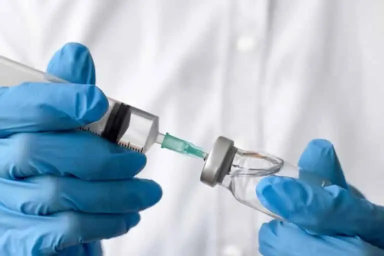 Médico preparando injeção de vacina