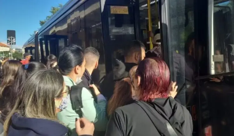Onibus lotado devido a falha na linha amarela