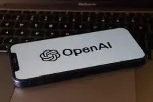 Versão para adolescentes do ChatGPT ganha filtros de segurança e apoio pedagógico da OpenAI