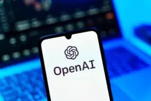 Testes de publicidade no ChatGPT chegam ao Brasil com foco em privacidade e expansão global