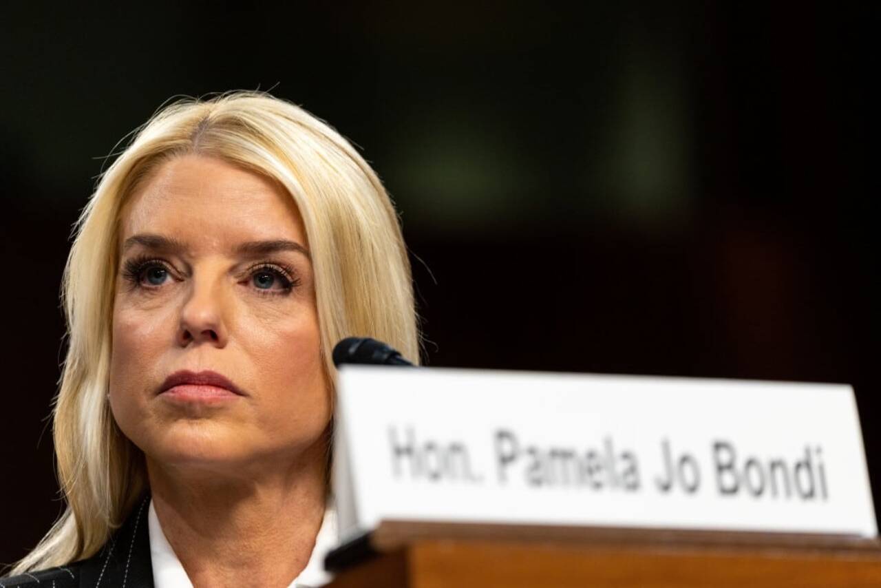 Procuradora-geral Pam Bondi enfrenta críticas em audiência no Senado dos EUA por evasões