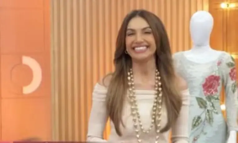 Patricia poeta com colar de Hebe Camargo