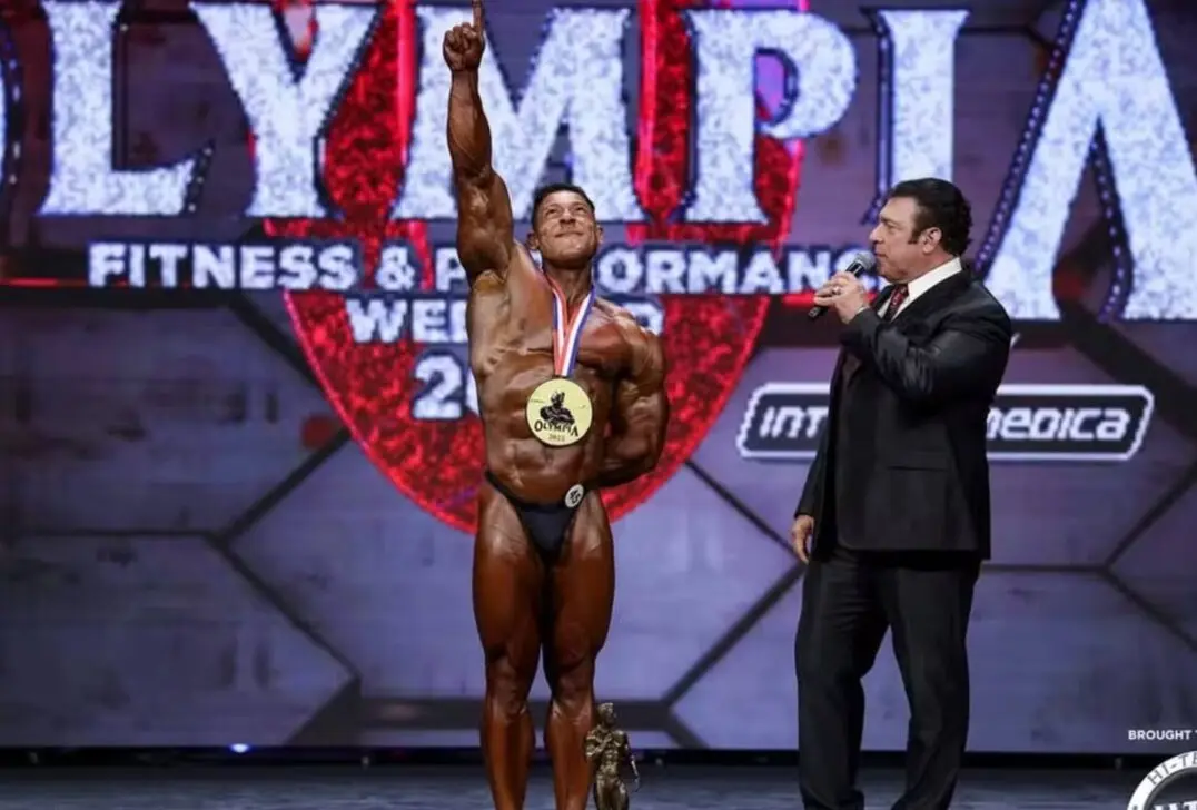 Ramon Dino conquista o título do Mr. Olympia 2025 na Classic Phisique - Foto: Divulgação