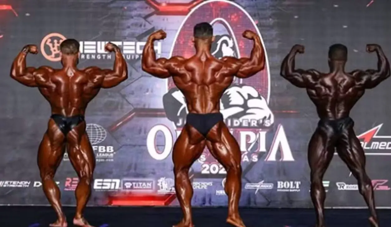 Ramon Dino no Mr. Olympia no centro