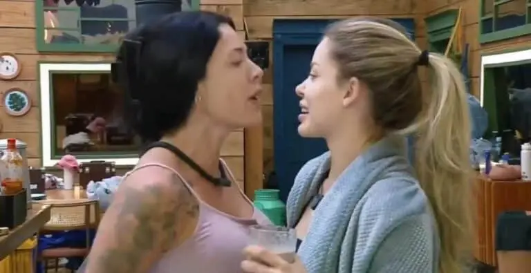 Rayane e Saory em A Fazenda 17