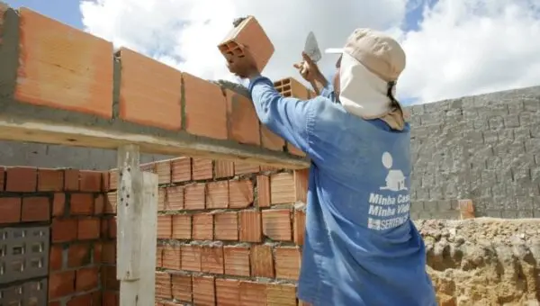 Auxílio Reconstrução: famílias atingidas por desastres podem receber R$ 7,3 mil do governo
