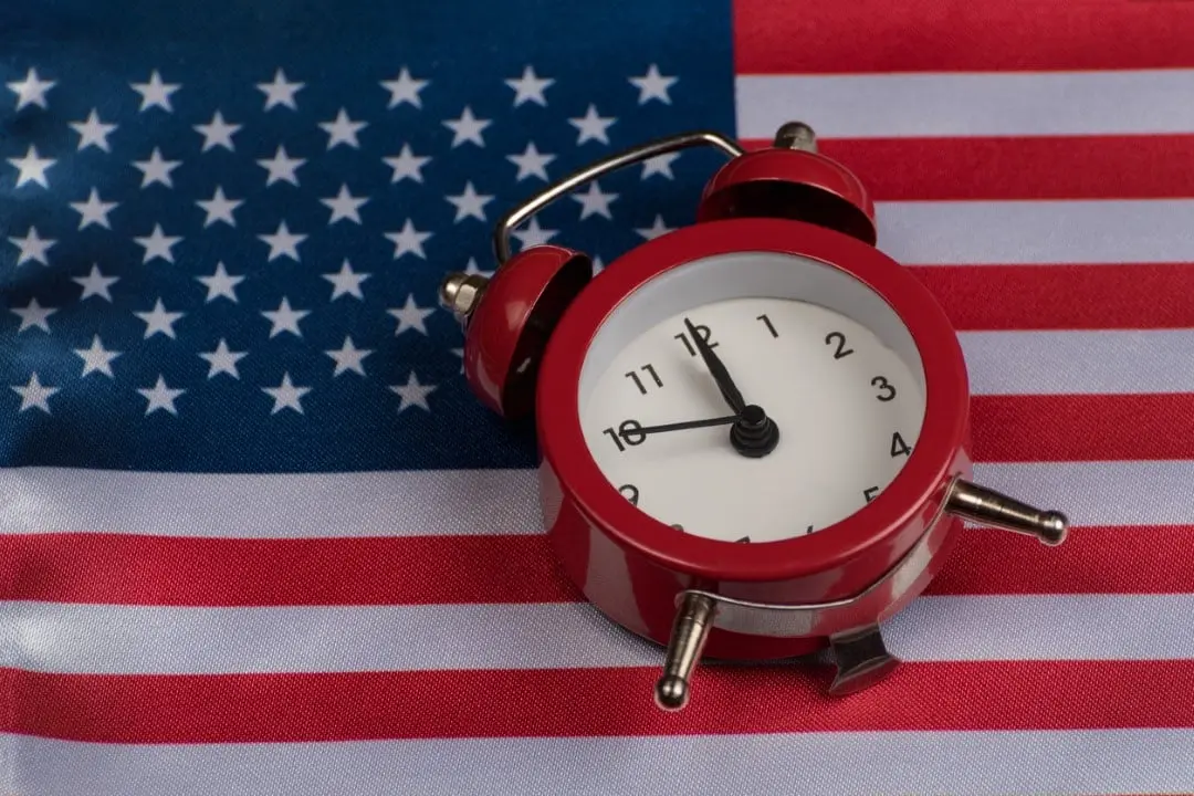 Relogio bandeira dos Estados Unidos conceito de horário de verão