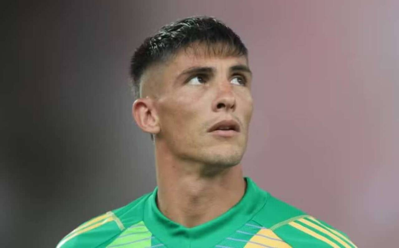 Goleiro Rochet agenda cirurgia na mão esquerda para etapa final de recuperação no Inter