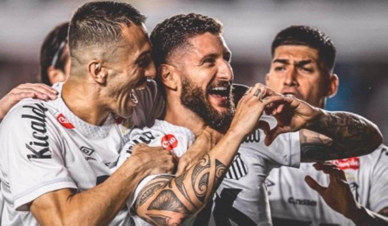 Onde assistir ao vivo Santos x Vitória no Brasileirão Betano 2025 às 21h30 na Vila Belmiro