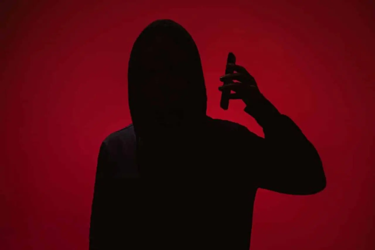 Silhueta em fundo vermelho, conceito de golpe, fraude