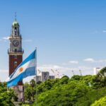 Torre monumental e bandeira de Argentina