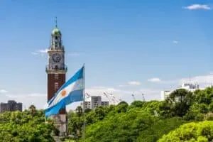 Mulher argentina envolvida em caso de racismo no Rio volta a Buenos Aires após retirada do monitoramento