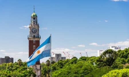 Torre monumental e bandeira de Argentina