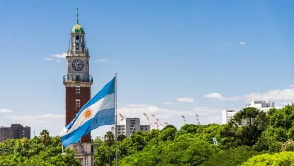 Torre monumental e bandeira de Argentina