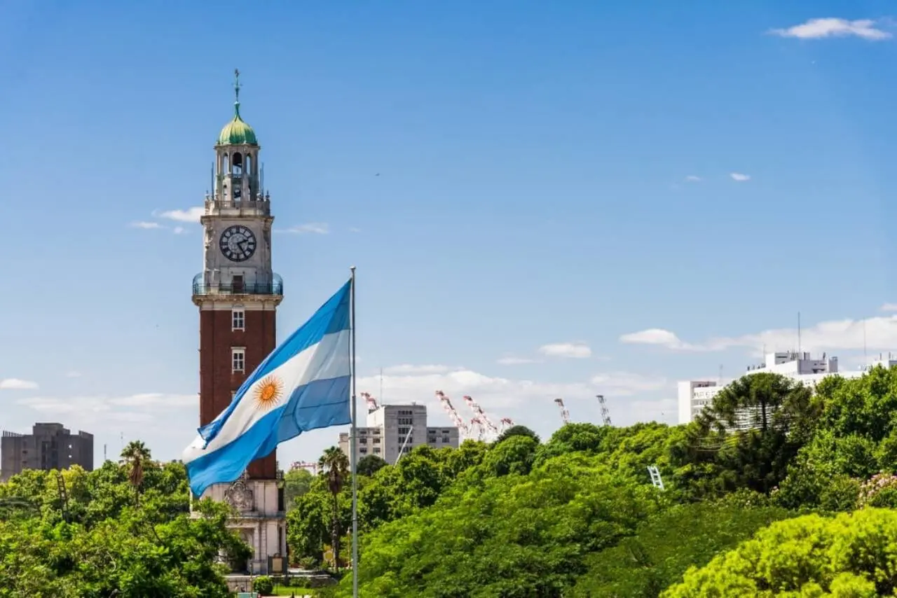 Torre monumental e bandeira de Argentina