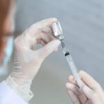 Inteligência artificial impulsiona vacina com primeiros testes em humanos e resposta imune