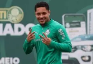 Vitor Roque, principal reforço palmeirense, decide manter foco no futebol nacional visando Mundial e Copa de 2026