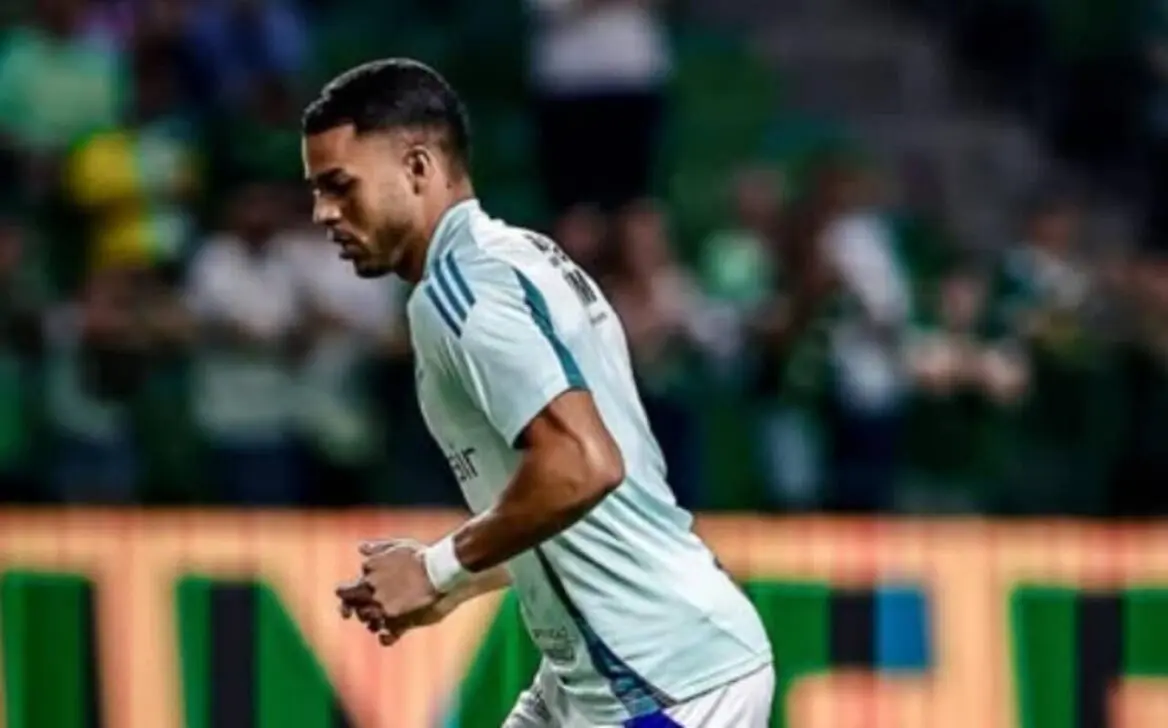 Wanderson sofre lesão grave em lance com Gómez e desfalca Cruzeiro até 2026