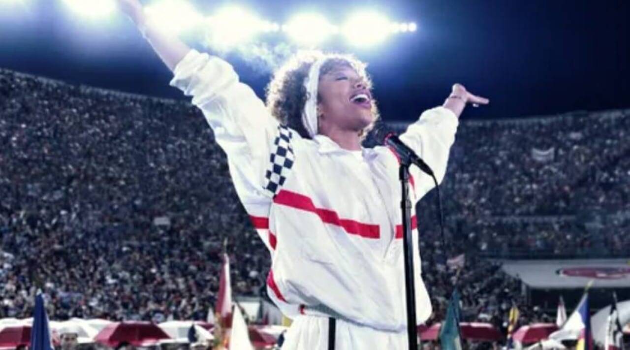 Tela Quente estreia filme Whitney Houston: I Wanna Dance With Somebody logo após morte de Odete Roitman