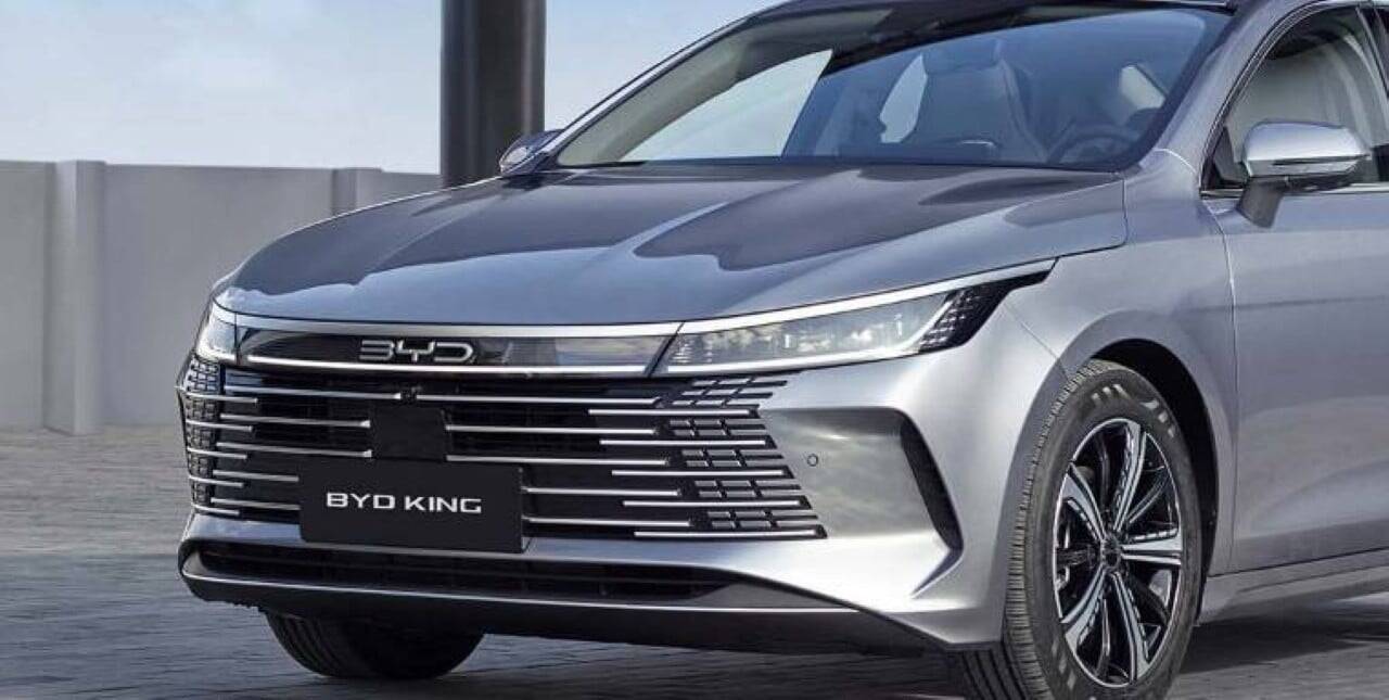 BYD lança King e Song Pro híbridos com descontos de até R$ 57 mil para PCD e taxistas na fábrica de Camaçari