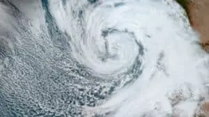 Ciclone-bomba provoca tornado no sul e suspende aulas no sudeste do Brasil