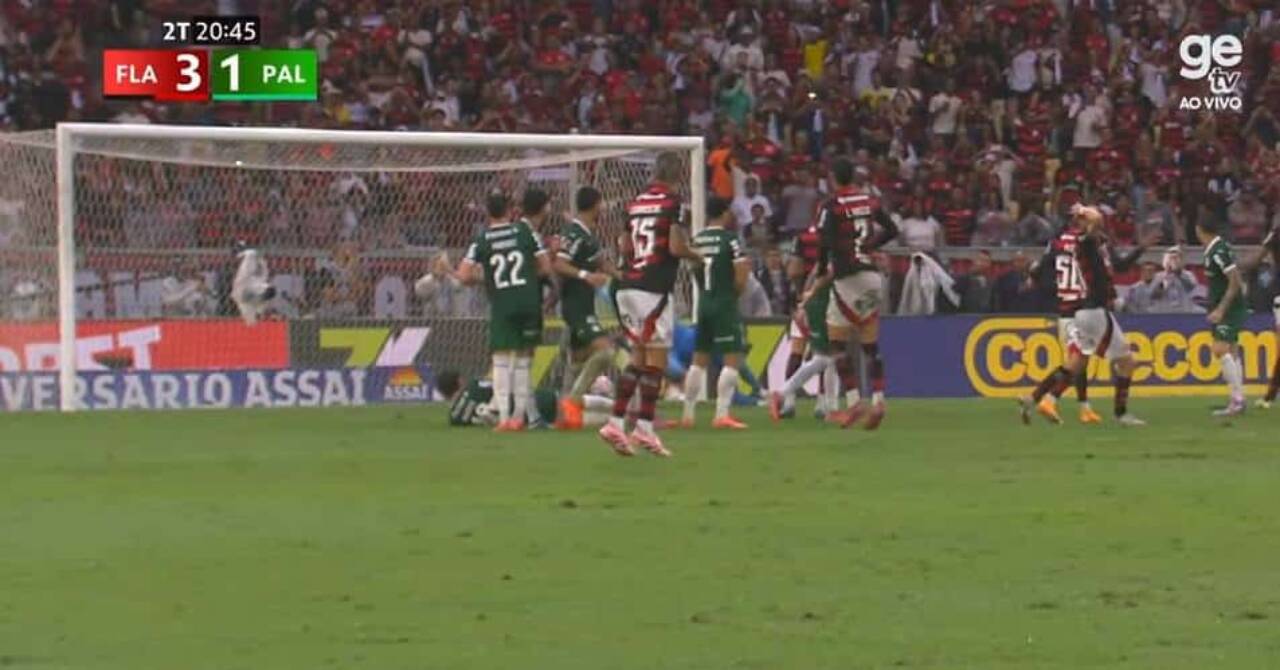 Luiz Araújo quase marca em falta, e Flamengo lidera Palmeiras por 3 a 1 no Maracanã