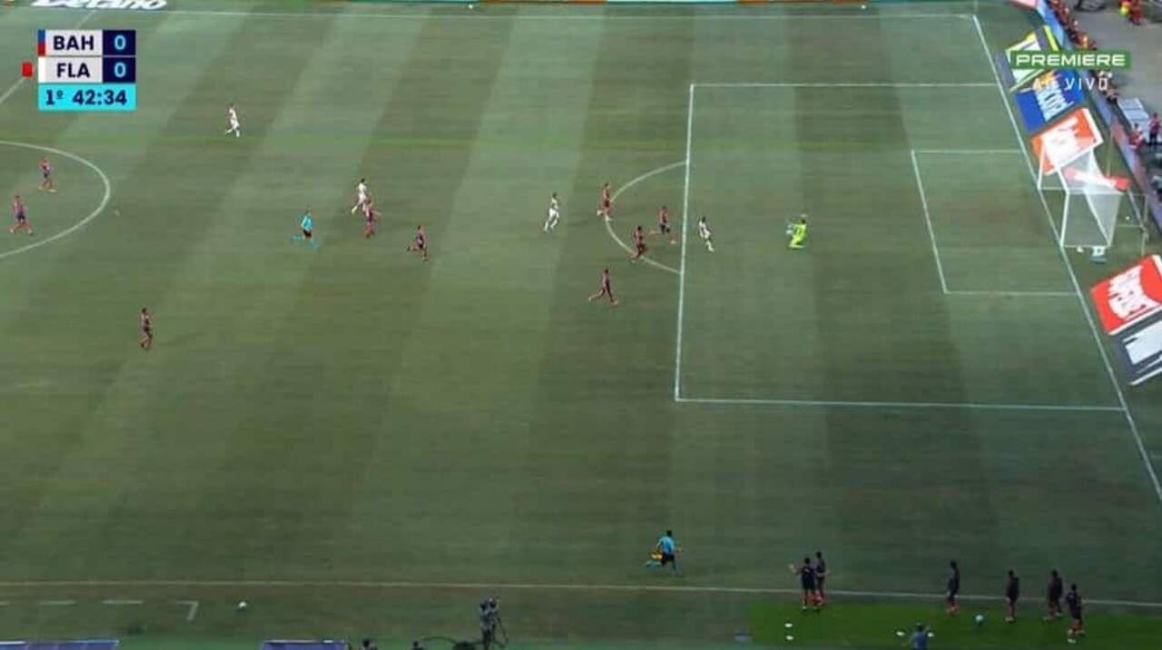 Perdeu! Samuel Lino é parado por Ronaldo em defesaça em jogo equilibrado na Fonte Nova em Bahia x Flamengo