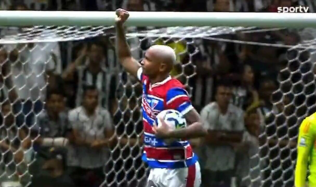 Deyverson converte pênalti e diminui para Fortaleza contra Atlético-MG na Arena MRV pelo Brasileirão