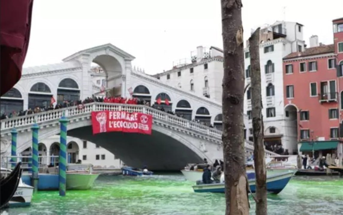 Água do Canal Grande tingida de verde