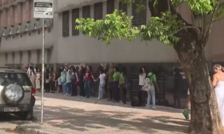 Alunos e professores da Escola Municipal Paulo Mendes Campos