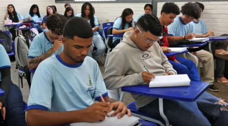 Alunos em sala de aula, Pé-de-Meia