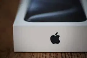 Apple planeja visual translúcido e câmera oculta na tela do iPhone 18 Pro