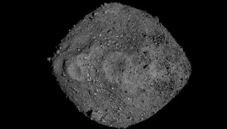 Bennu é um asteroide relativamente pequeno que passa perto da Terra aproximadamente a cada seis anos. Bennu foi o alvo da OSIRIS-REx da NASA