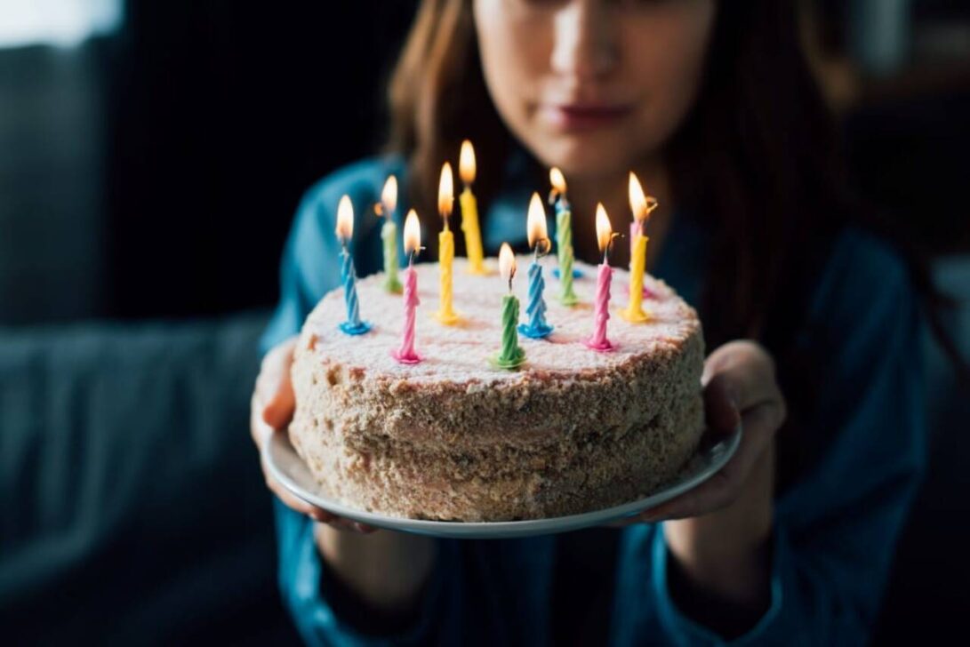 Bolo de aniversário, comemoração, pessoa com bolo