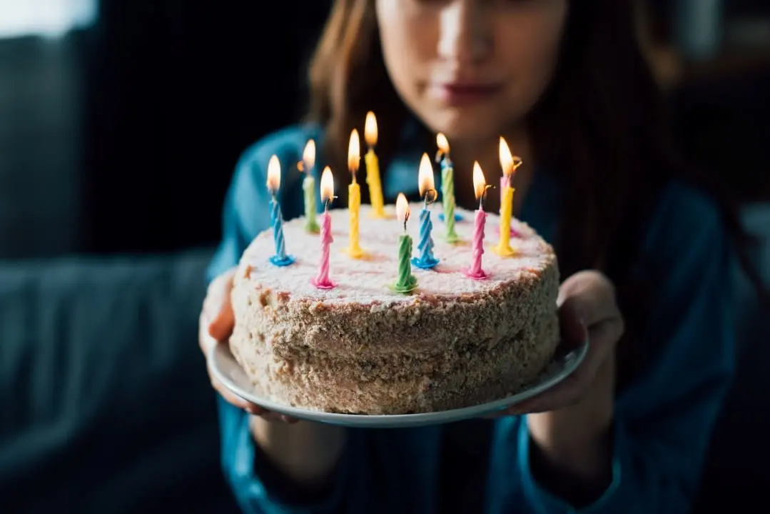 Bolo de aniversário, comemoração, pessoa com bolo