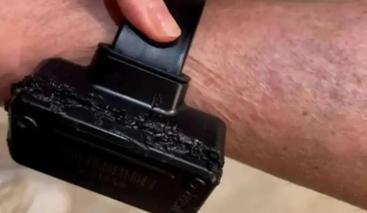 Voormalig president Jair Bolsonaro geeft toe dat hij een soldeerbout heeft gebruikt om een ​​elektronische enkelband te beschadigen