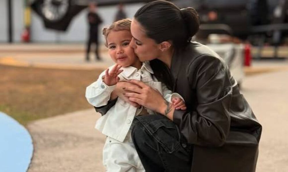 Mavie, filha de Neymar, se encanta com Parada de Natal em Santos ao lado da mãe Bruna Biancardi