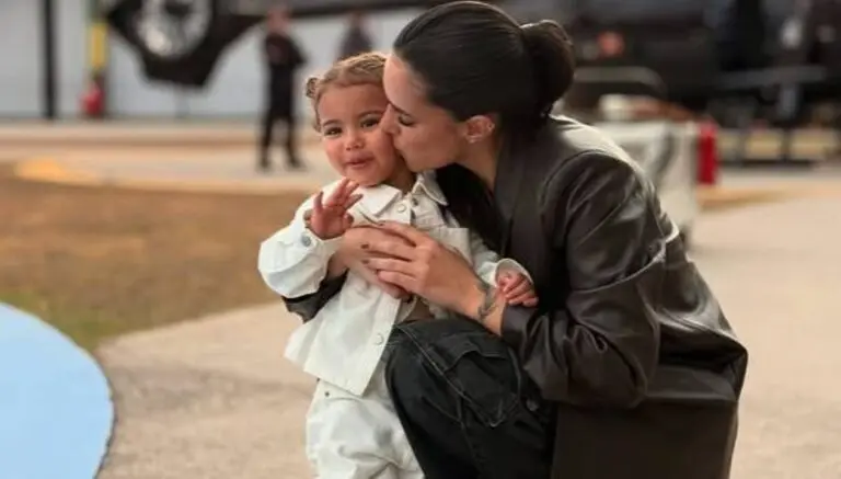 Mavie, filha de Neymar, se encanta com Parada de Natal em Santos ao lado da mãe Bruna Biancardi