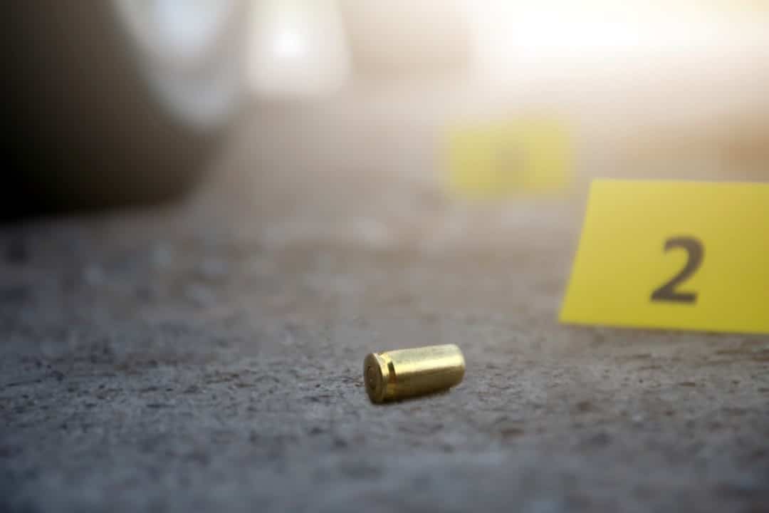 Carcaça de bala de pistola no chão