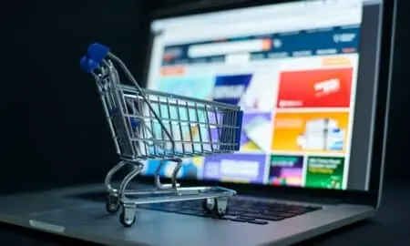 Carrinho de compras, notebook, conceito de e-commerce