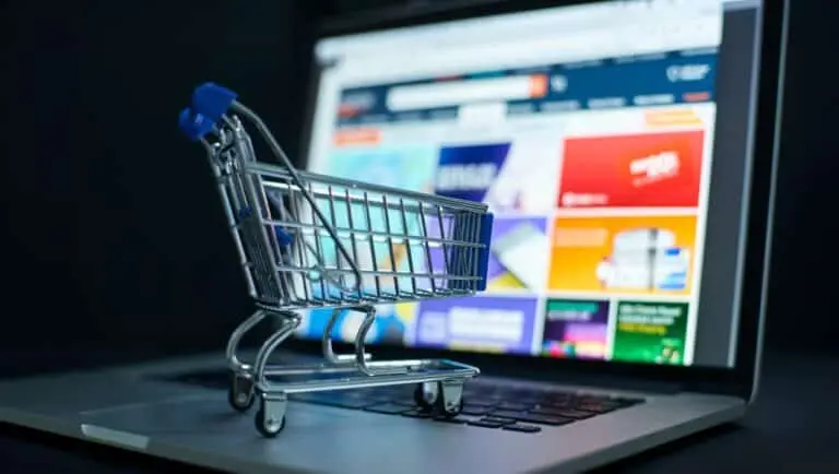 Carrinho de compras, notebook, conceito de e-commerce