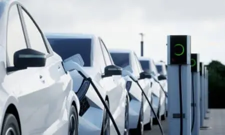 Carros elétrico carregando