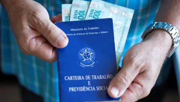 Carteira de Trabalho, cédulas de cem reais, dinheiro, aposentadoria