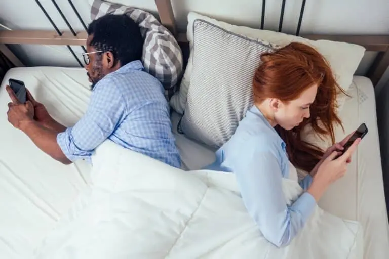 Casal usando celular
