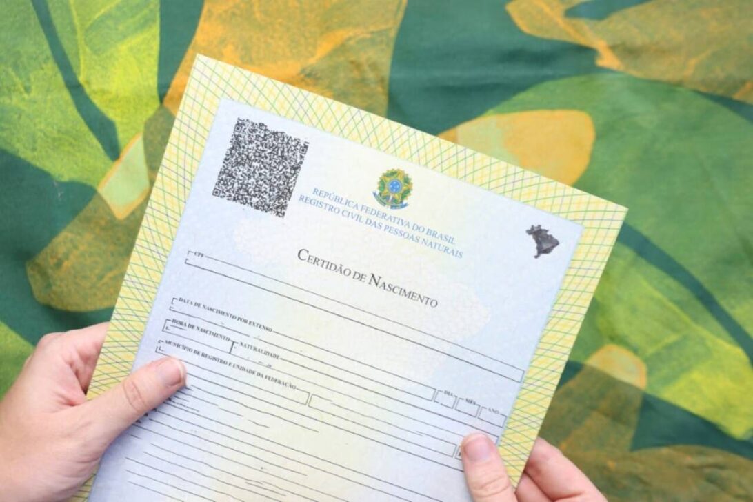 Certidão de Nascimento - Jeniffer Fontani/Stock