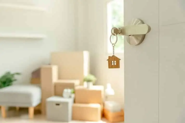 Chave de casa, porta, caixas .jpg