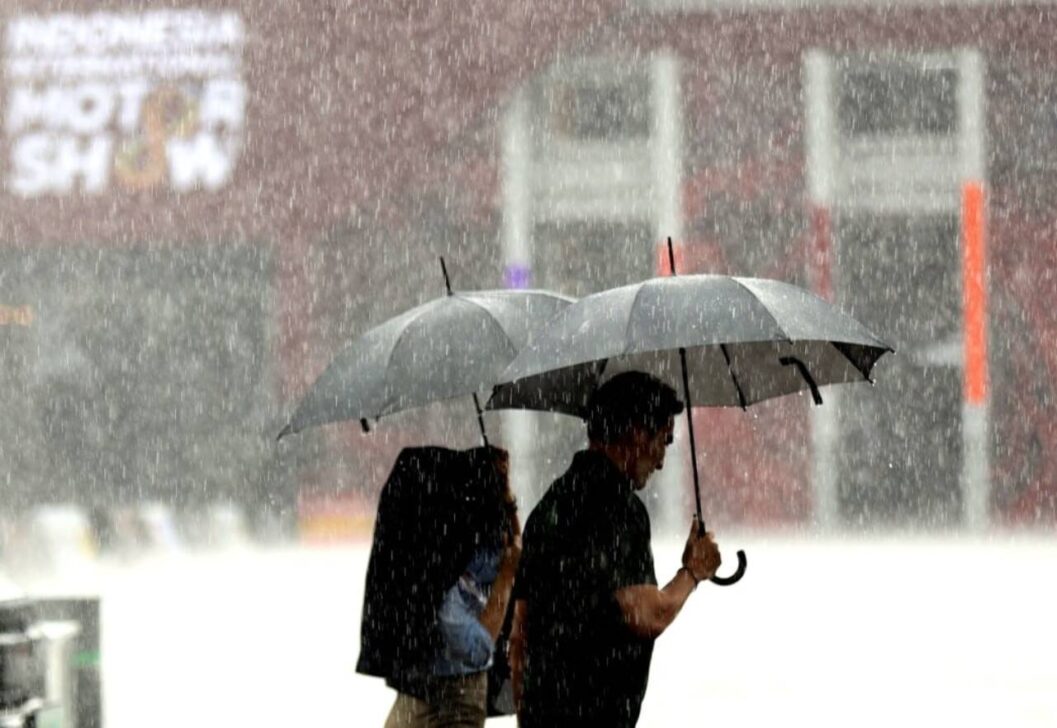 Chuvas, pessoas com guarda-chuva