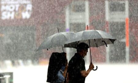 Chuvas, pessoas com guarda-chuva