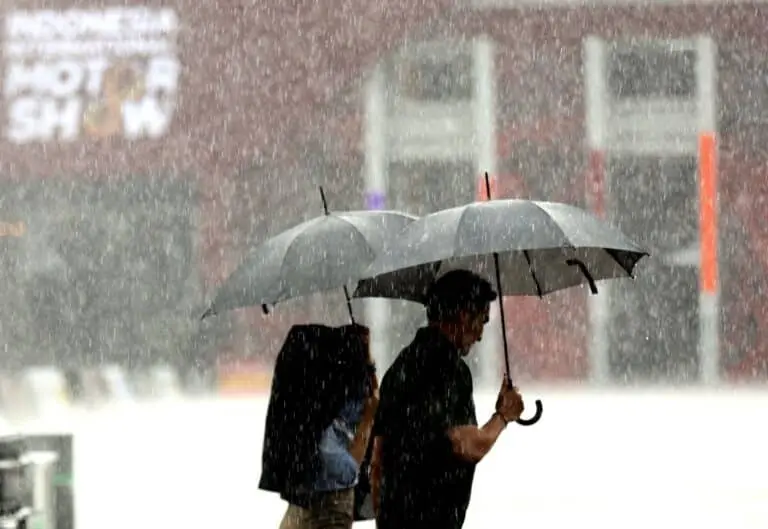 Chuvas, pessoas com guarda-chuva