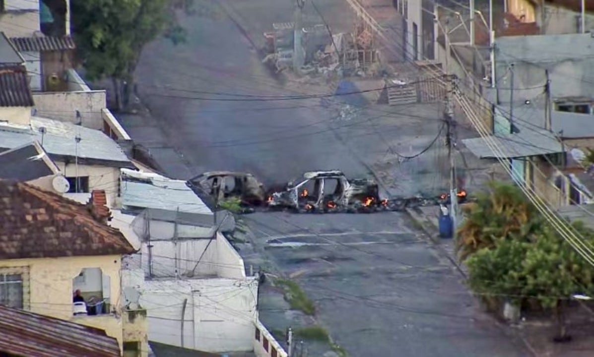 Criminosos atearam fogo em carros